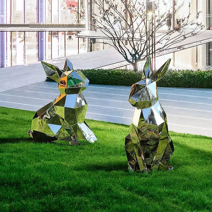 Sculpture lapin géométrique décorative pour espace professionnel